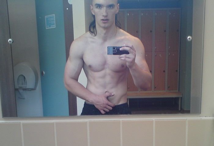 โชว์หุ่นล่ำๆผ่านกล้อง iphone 2