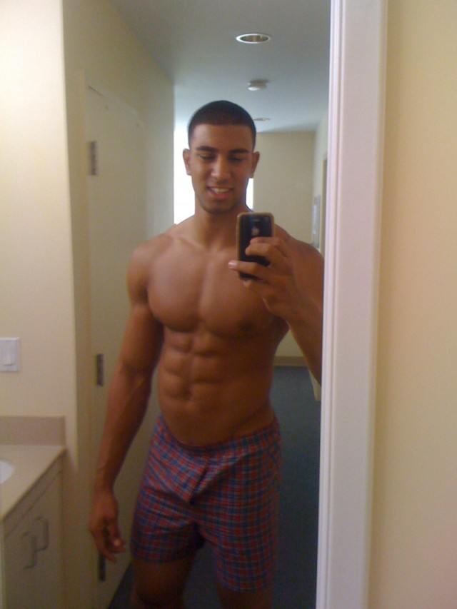 โชว์หุ่นล่ำๆผ่านกล้อง iphone 2