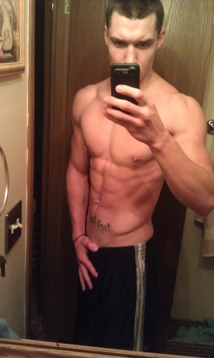 โชว์หุ่นล่ำๆผ่านกล้อง iphone 2