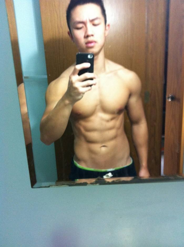 โชว์หุ่นล่ำๆผ่านกล้อง iphone 2