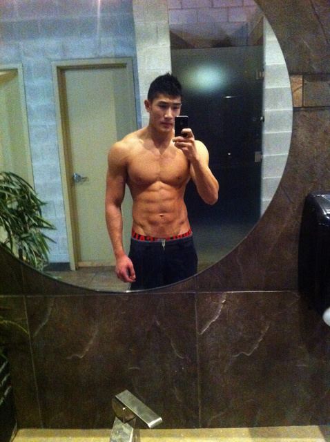 โชว์หุ่นล่ำๆผ่านกล้อง iphone 2