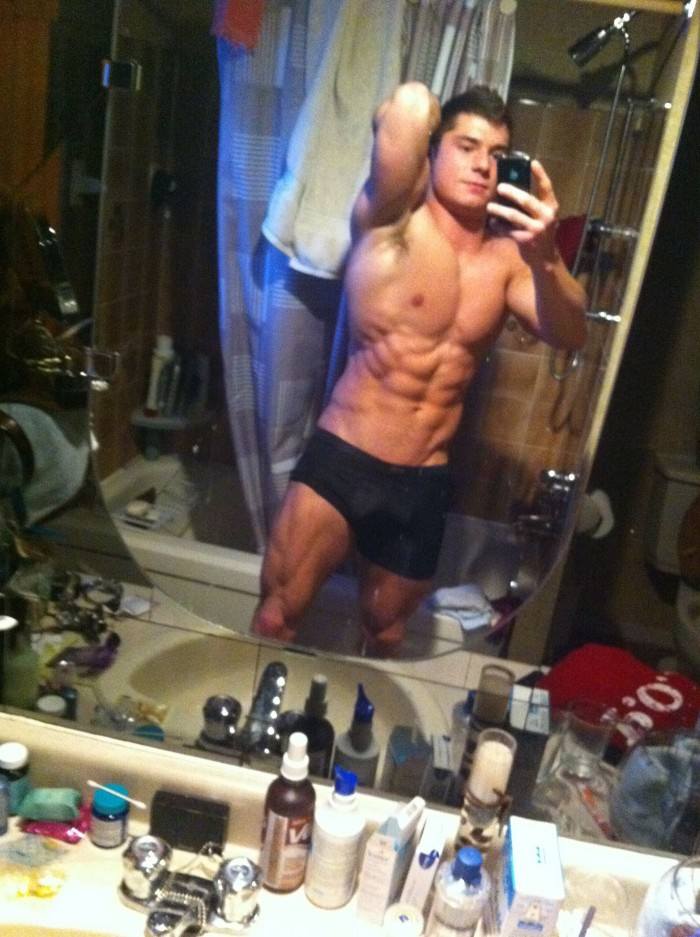 โชว์หุ่นล่ำๆผ่านกล้อง iphone 2