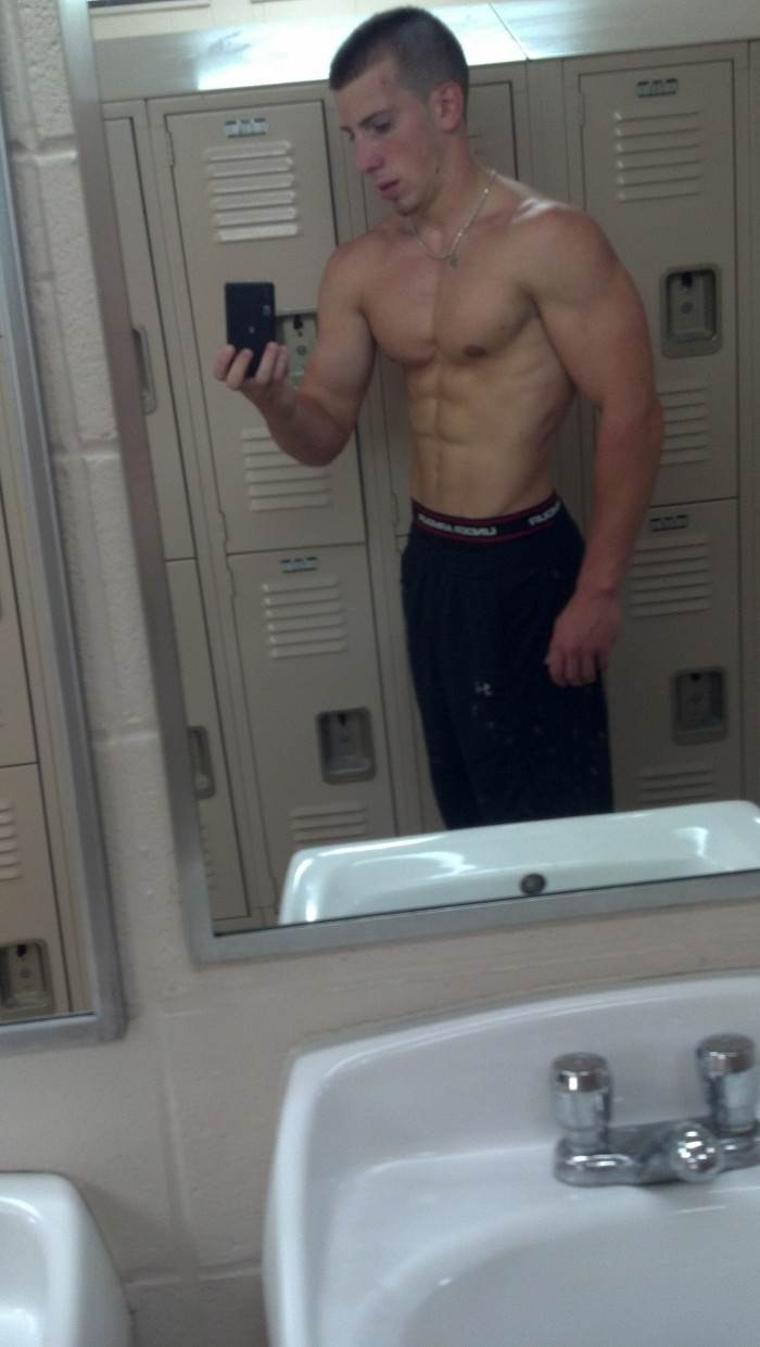 โชว์หุ่นล่ำๆผ่านกล้อง iphone 2