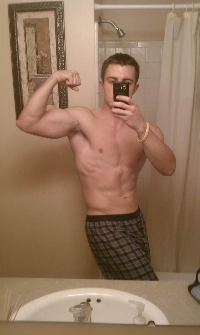 โชว์หุ่นล่ำๆผ่านกล้อง iphone 2