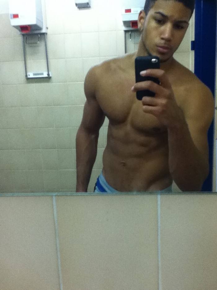 โชว์หุ่นล่ำๆผ่านกล้อง iphone 2