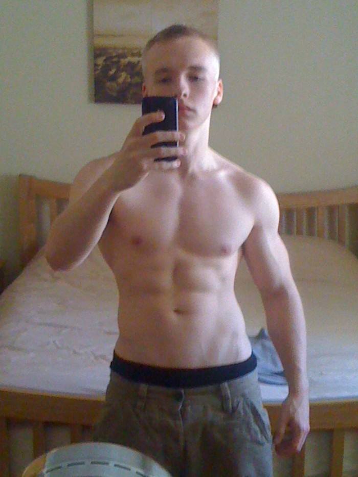 โชว์หุ่นล่ำๆผ่านกล้อง iphone 2