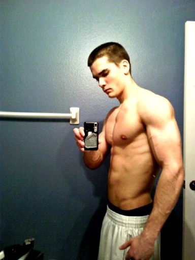 โชว์หุ่นล่ำๆผ่านกล้อง iphone 2