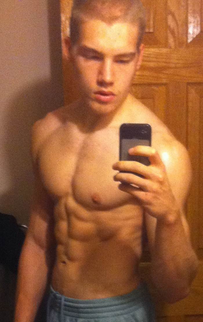 โชว์หุ่นล่ำๆผ่านกล้อง iphone 2