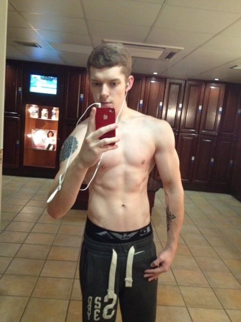 โชว์หุ่นล่ำๆผ่านกล้อง iphone 2