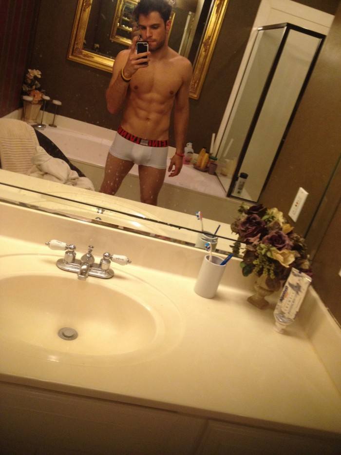 โชว์หุ่นล่ำๆผ่านกล้อง iphone 2