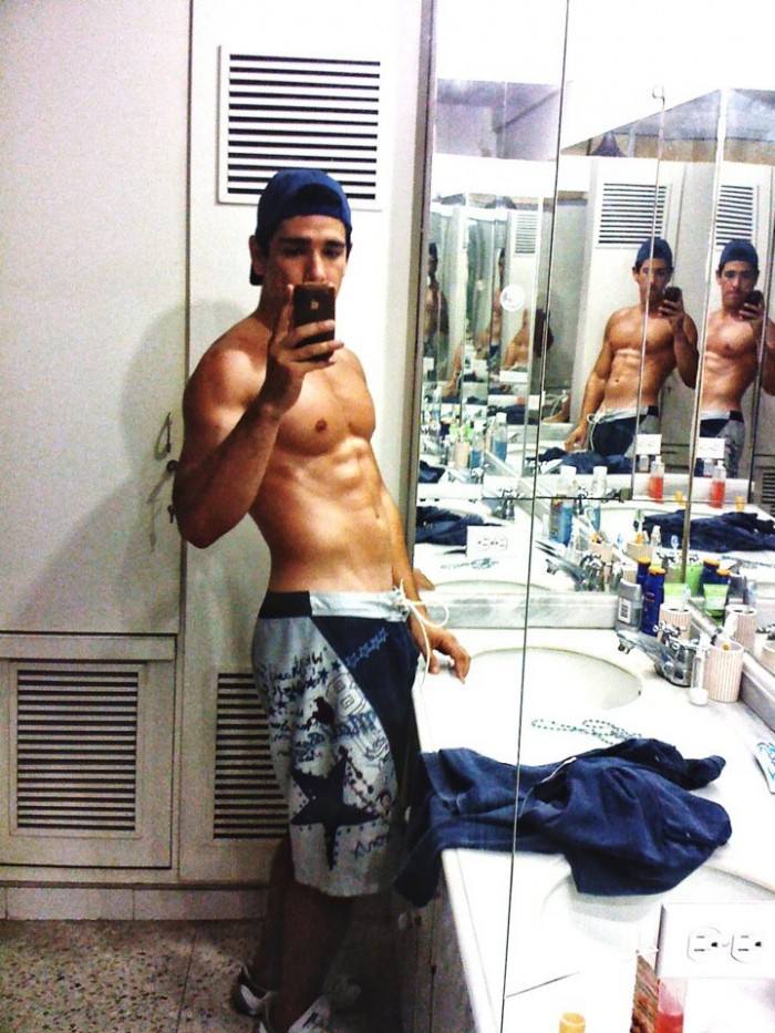 โชว์หุ่นล่ำๆผ่านกล้อง iphone 2