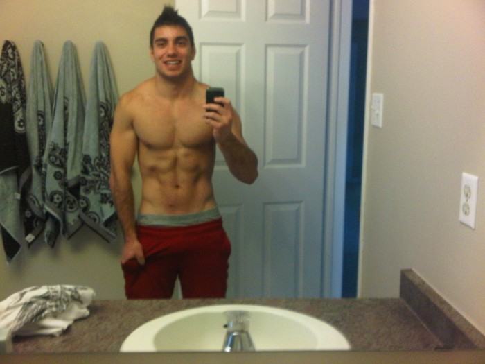 โชว์หุ่นล่ำๆผ่านกล้อง iphone 2