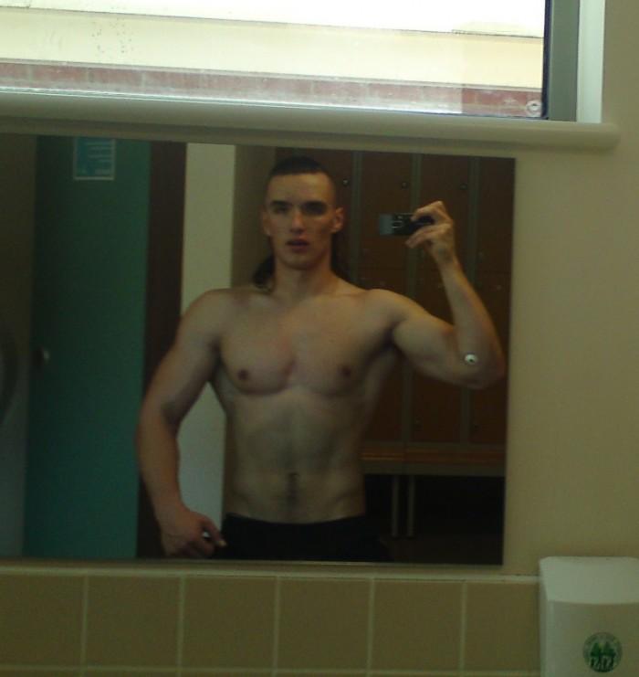 โชว์หุ่นล่ำๆผ่านกล้อง iphone 2