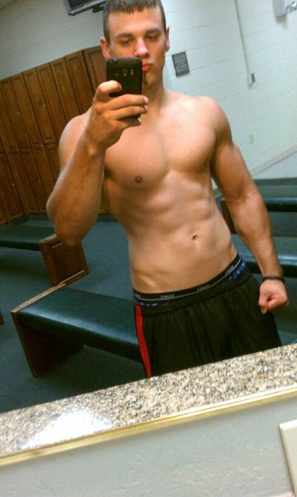 โชว์หุ่นล่ำๆผ่านกล้อง iphone 2