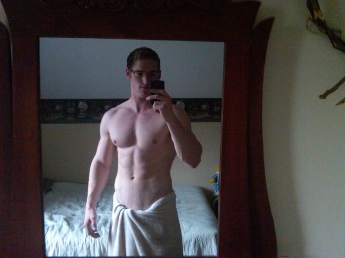 โชว์หุ่นล่ำๆผ่านกล้อง iphone 2