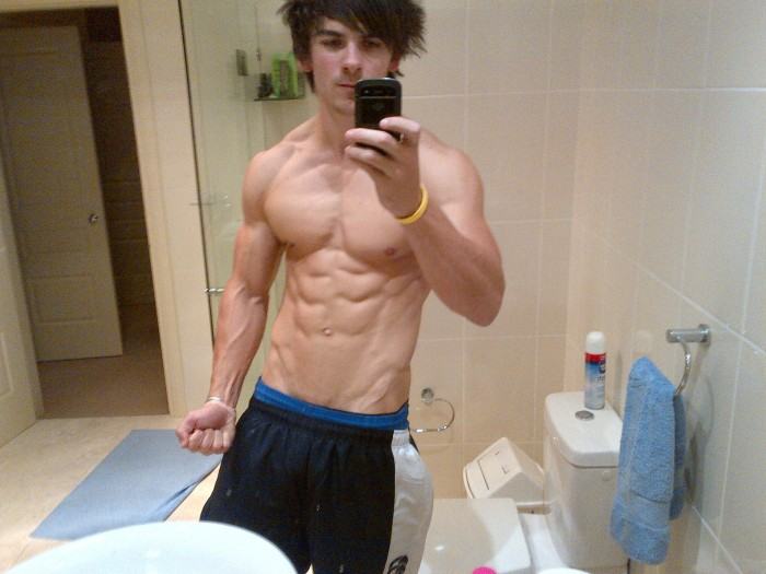 โชว์หุ่นล่ำๆผ่านกล้อง iphone 2