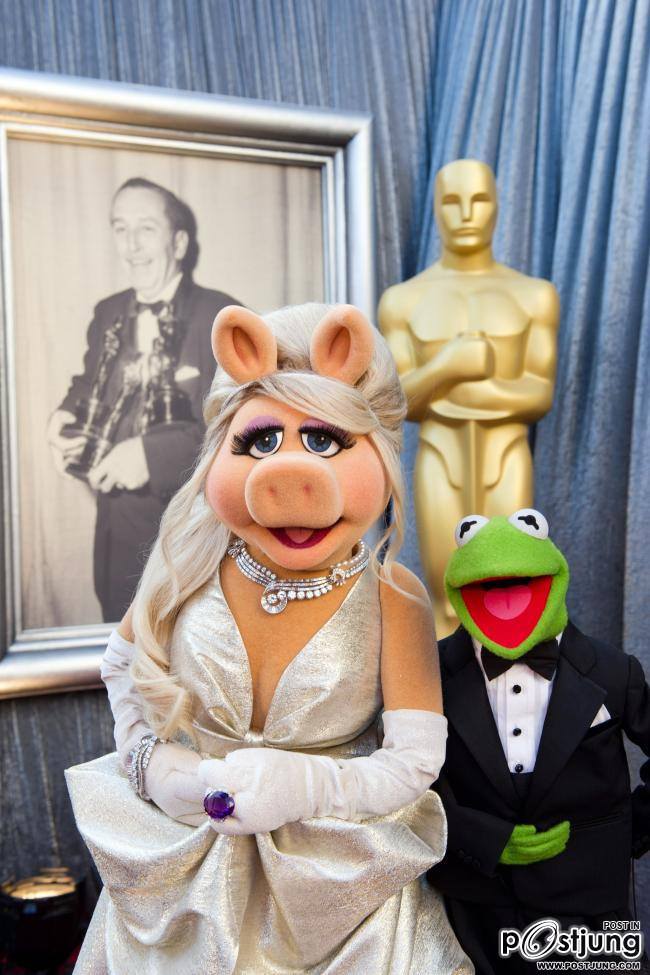 Miss Piggy & Kermit the Frog at the 2012 Oscars in Los Angeles
