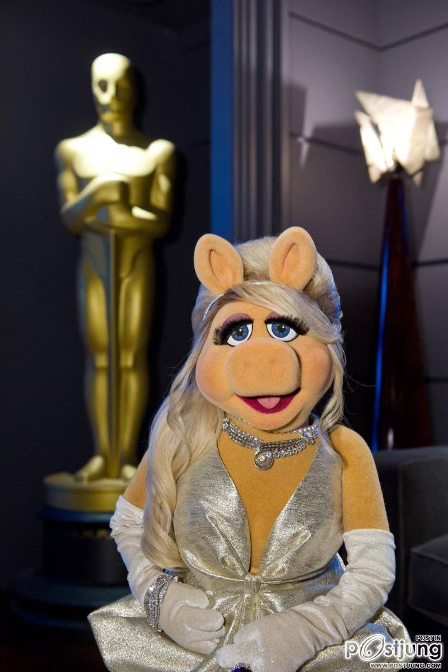 Miss Piggy & Kermit the Frog at the 2012 Oscars in Los Angeles