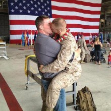 ดูดดื่ม! ทหารเกย์ กระโดดจูบแฟนหนุ่ม หลังกลับจากสงคราม