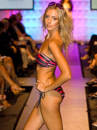 นางแบบออสเตรเลียเสียชีวิตในไทย หลังมอเตอร์ไซค์คว่ำ