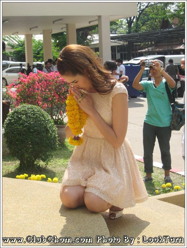 [Pics] "ชมพู่ อารยา" ในงานบวงสรวงละครเรื่องใหม่ "หนุ่มบ้านไร่กับหวานใจไฮโซ"