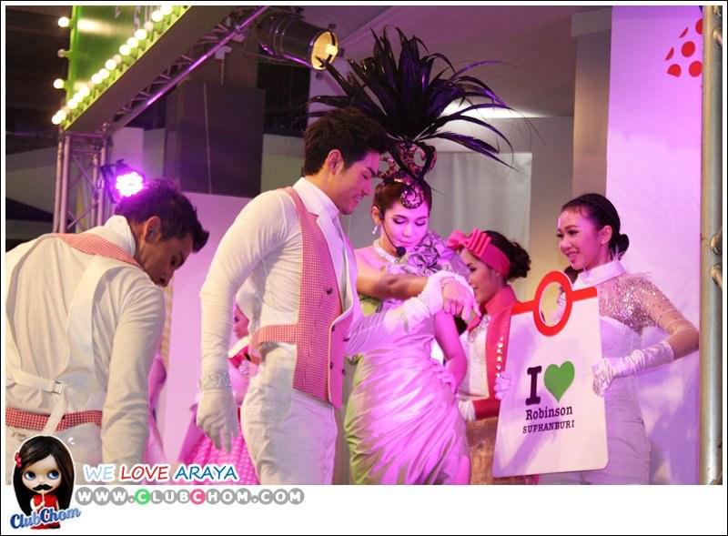 ชมพู่ งานโรบินสัน สุพรรณบุรี