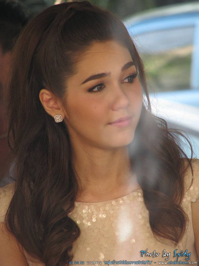 ชมพู่ อารยา บวงสรวงละครหนุ่มบ้านไร่กับหวานใจไฮโซ