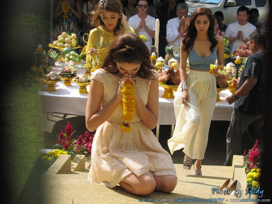 ชมพู่ อารยา บวงสรวงละครหนุ่มบ้านไร่กับหวานใจไฮโซ