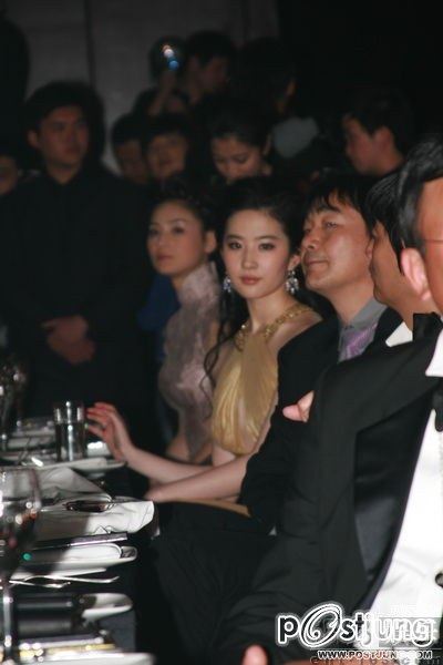 แม่นาง หลิว อี้ เฟย ในงาน the  Bazaar Charity Night