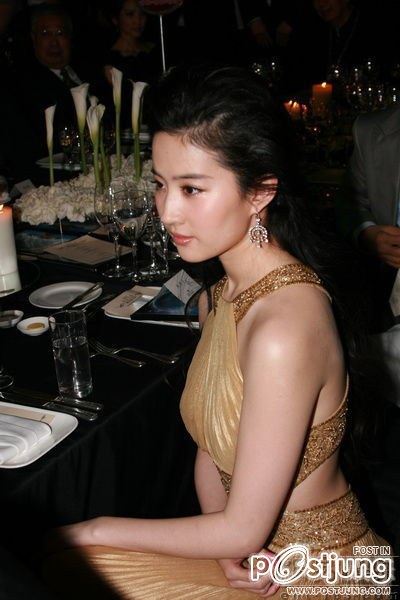 แม่นาง หลิว อี้ เฟย ในงาน the  Bazaar Charity Night