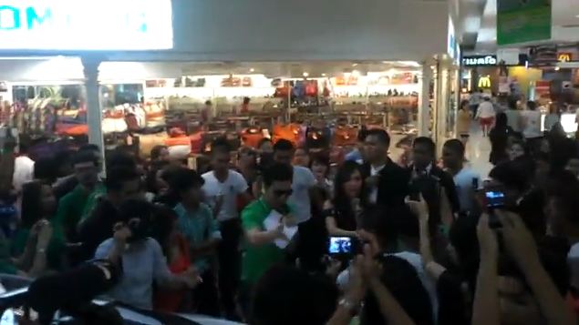 เมื่อ อั้ม พัชราภา มางาน  mini motor show2012