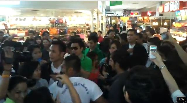 เมื่อ อั้ม พัชราภา มางาน  mini motor show2012