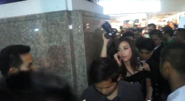 เมื่อ อั้ม พัชราภา มางาน  mini motor show2012