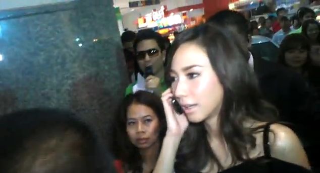 เมื่อ อั้ม พัชราภา มางาน  mini motor show2012