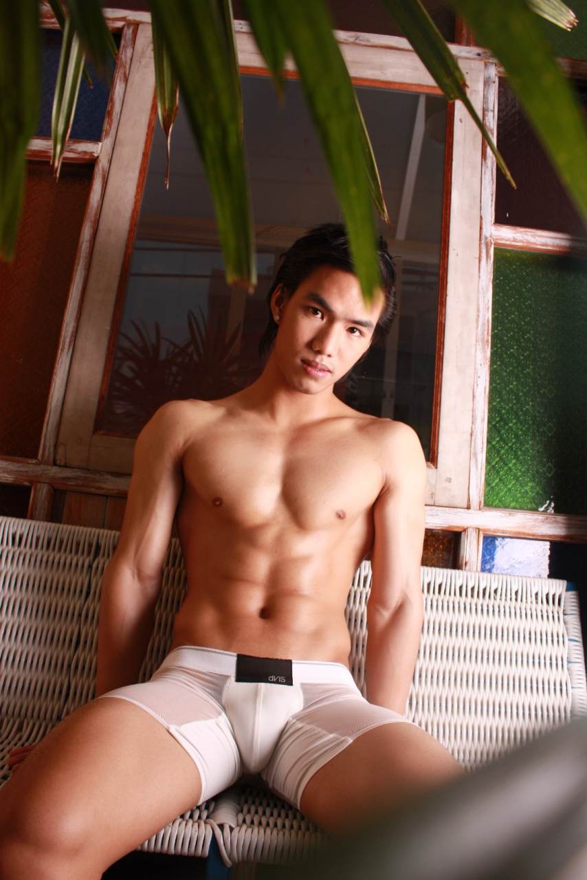 ดูเเขนกล้ามเป็นมัดๆอุ้ยน่าจะกัดเเขนเล่นเบาๆ ภาพคมชัดระดับ HD คร่ะ