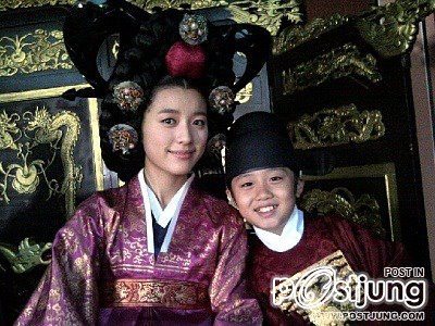 บุกกองถ่ายฮันฮโยจู ดาราเกาหลีทงอีติดในลิสต์ท็อปเท็นดังระดับ เอชีย