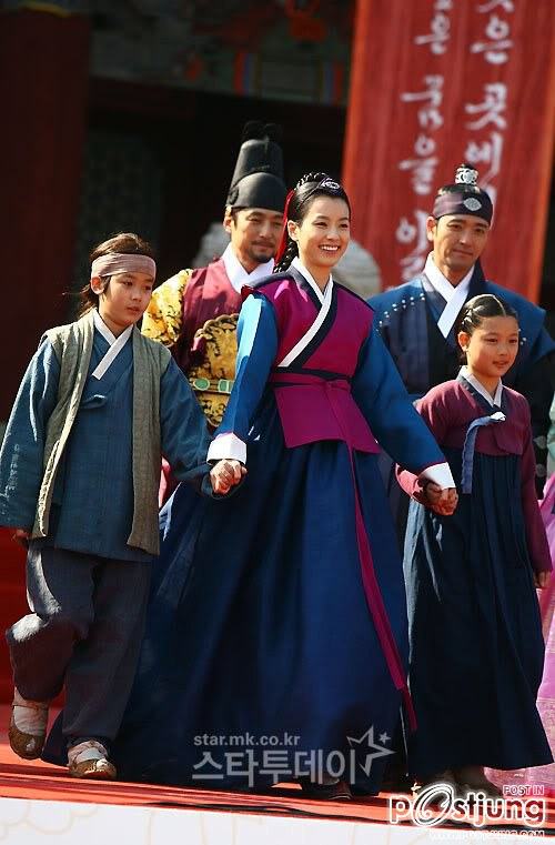 บุกกองถ่ายฮันฮโยจู ดาราเกาหลีทงอีติดในลิสต์ท็อปเท็นดังระดับ เอชีย