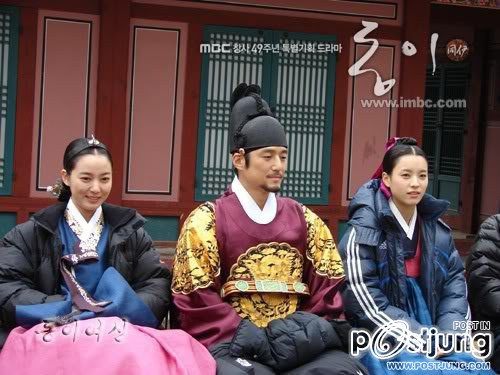 บุกกองถ่ายฮันฮโยจู ดาราเกาหลีทงอีติดในลิสต์ท็อปเท็นดังระดับ เอชีย