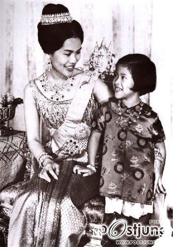 ฉลองพระองค์ ของพระราชินี ตอน ๓