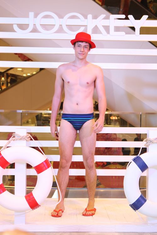 ภาพบรรยากาศงาน "JOCKEY Play on the beach"