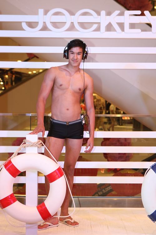 ภาพบรรยากาศงาน "JOCKEY Play on the beach"