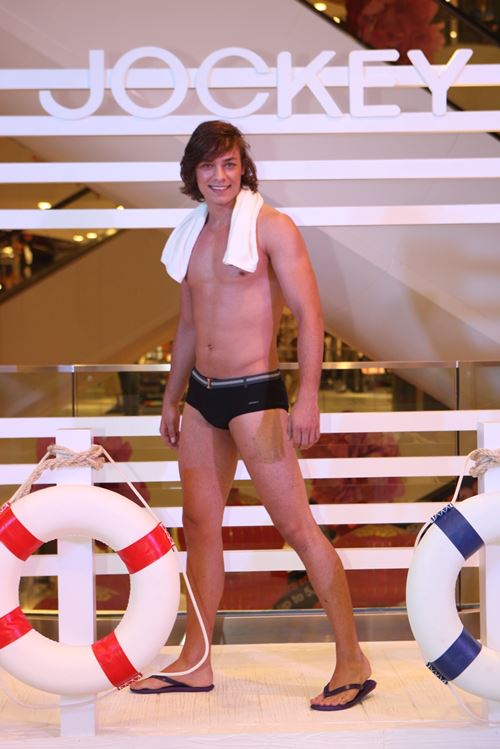 ภาพบรรยากาศงาน "JOCKEY Play on the beach"