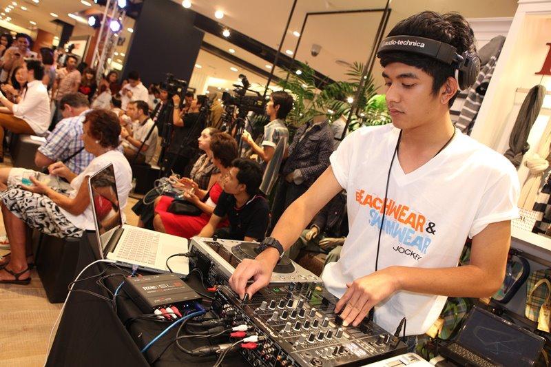 ภาพบรรยากาศงาน "JOCKEY Play on the beach"