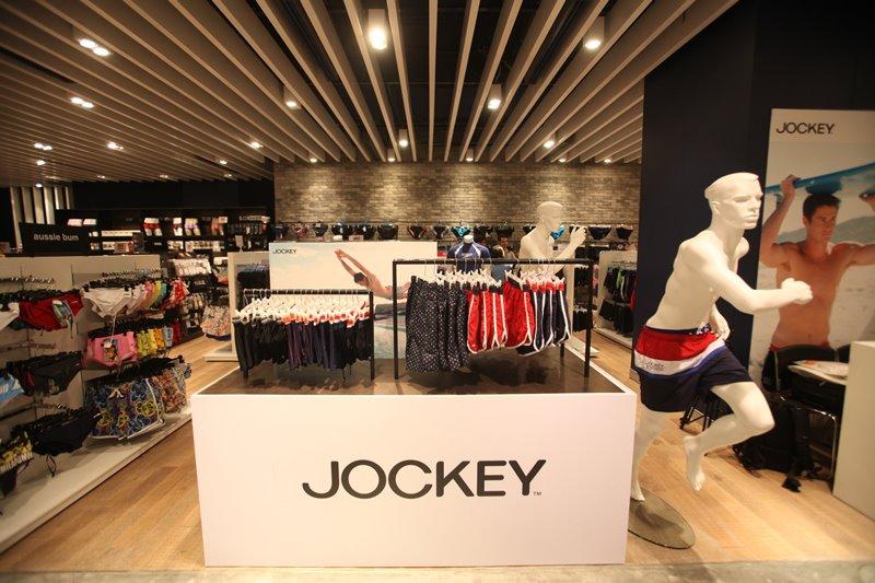 ภาพบรรยากาศงาน "JOCKEY Play on the beach"