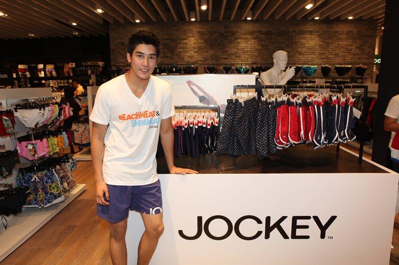 ภาพบรรยากาศงาน "JOCKEY Play on the beach"