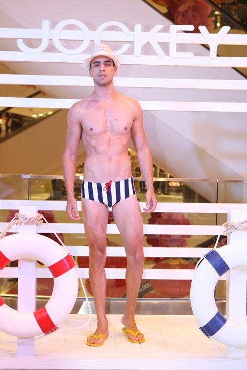 ภาพบรรยากาศงาน "JOCKEY Play on the beach"