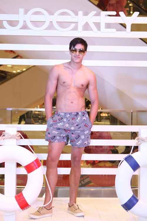 ภาพบรรยากาศงาน "JOCKEY Play on the beach"