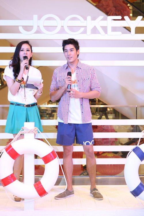ภาพบรรยากาศงาน "JOCKEY Play on the beach"