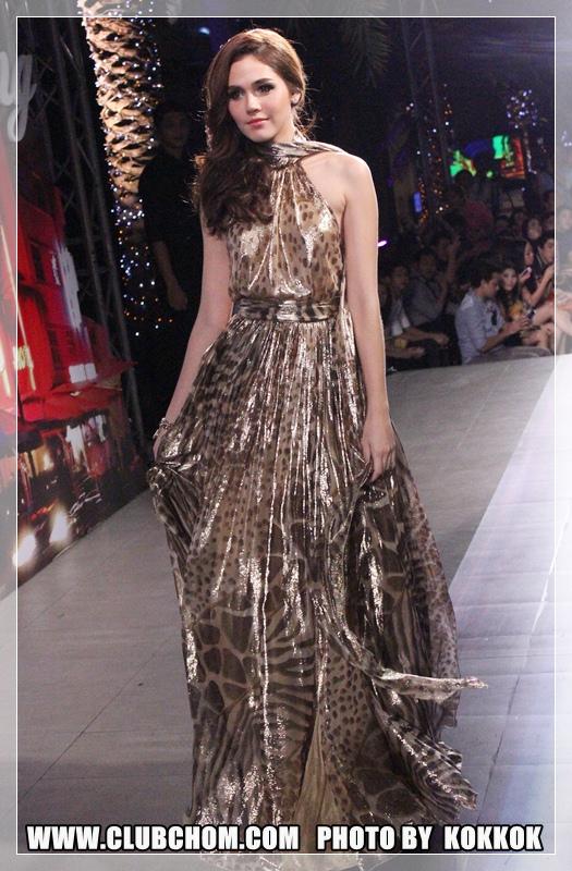 ชมพู่ อารยา สวยสง่ามาดนางพญาในงาน Siam Paragon Fashion Forward