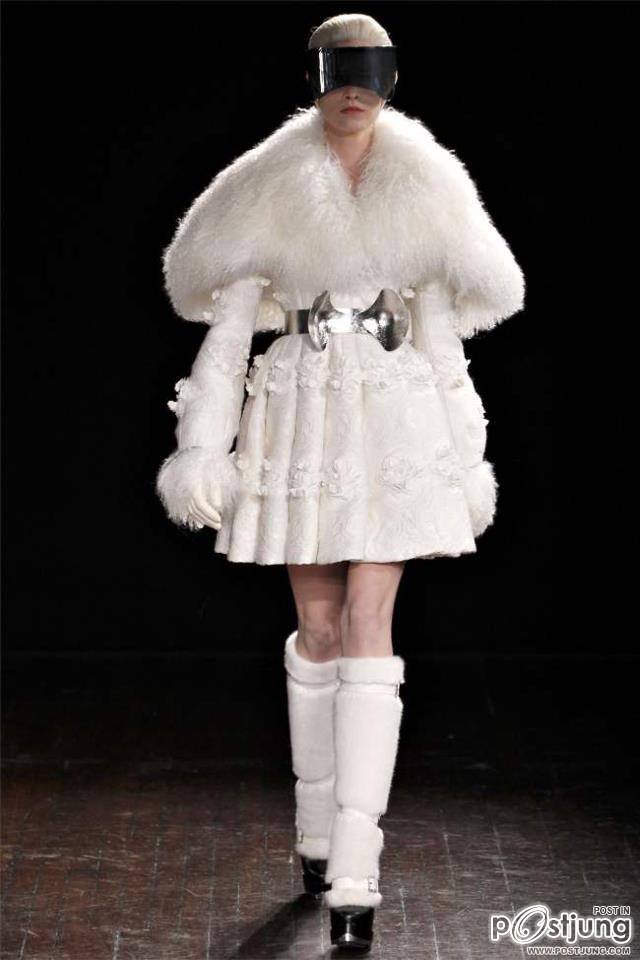 Paris Fashion Week : Alexander McQueen F/W 2012